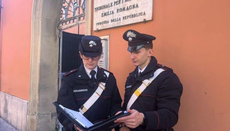 Bologna, tenta di entrare in tribunale con tre coltelli: 41enne denunciato dai Carabinieri per porto d'armi