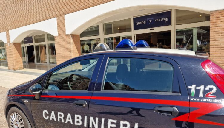 Casalecchio di Reno, Bologna. Carabiniere libero dal servizio sventa una rapina al centro commerciale Meridiana: arrestato un 45enne.