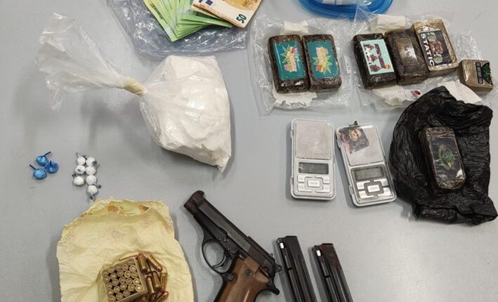 Milano: rinvenute diverse dosi di droga e una pistola in casa, 3 italiani arresti