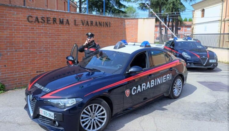 Bologna, minaccia di morte l' ex compagna con un coltello e poi aggredisce con calci e pugni i carabinieri: arrestato un 22enne. 