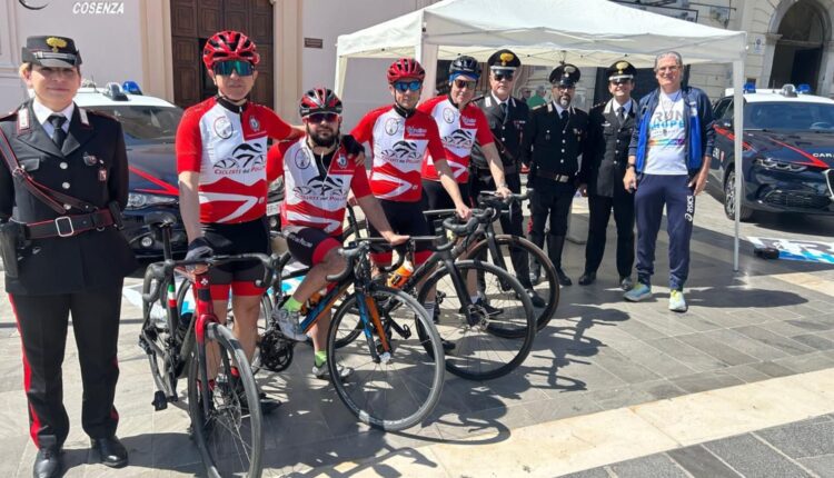 Cosenza. In occasione della staffetta i Carabinieri si schierano a fianco di associati e corridori, con lo scopo di sostenere la raccolta fondi.