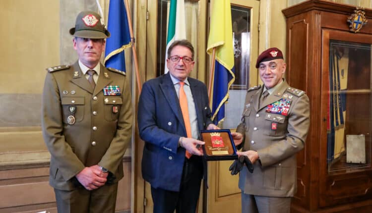 Modena. Il sindaco Muzzarelli accoglie in Municipio il Capo di Stato Maggiore Generale di Corpo d'Armata Carmine Masiello.
