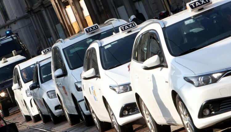Bari. Doppia guida per i taxi: consegnate le prime due licenze.