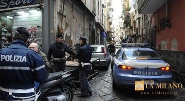 Napoli: sequestrati manufatti abusivi e un'azienda di trasporto. Nel locale vi erano anche due gabbie con dei volatili.