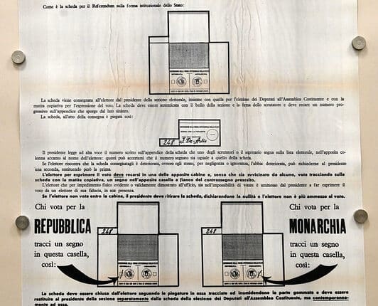 Milano, dalle affissioni al Legal Design: allestita una mostra nelle bacheche dell'Anagrafe