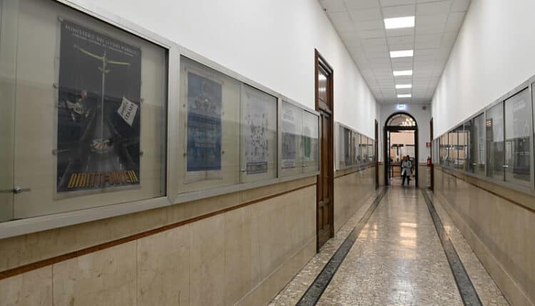 Milano, dalle affissioni al Legal Design: allestita una mostra nelle bacheche dell'Anagrafe