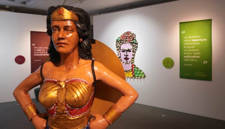 Milano. Nuova mostra "Iconic Woman" aperta fino al 26 aprile a Palazzo Lombardia, con un omaggio a Carla Fraccia: ingresso gratuito a Spazio Isolaset dalle 10 alle 18.