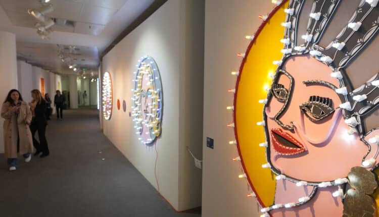 Milano. Nuova mostra "Iconic Woman" aperta fino al 26 aprile a Palazzo Lombardia, con un omaggio a Carla Fraccia: ingresso gratuito a Spazio Isolaset dalle 10 alle 18.