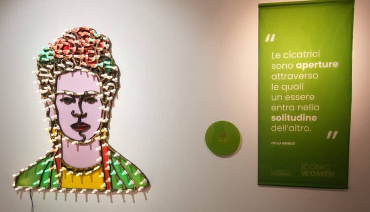 Milano. Nuova mostra "Iconic Woman" aperta fino al 26 aprile a Palazzo Lombardia, con un omaggio a Carla Fraccia: ingresso gratuito a Spazio Isolaset dalle 10 alle 18.