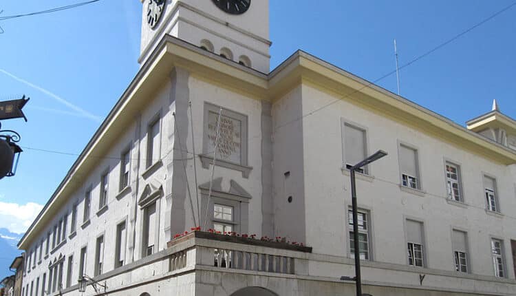 Merano. Due tossico dipendenti intenti a consumare stupefacenti sono allontanati dall'aera del teatro comunale.