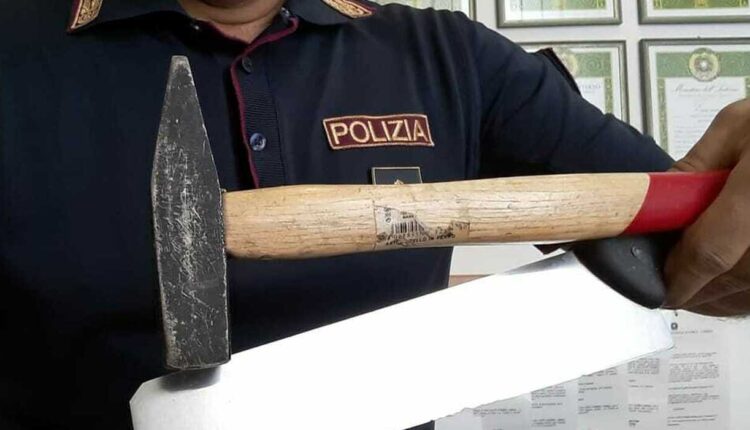 Napoli: minaccia la moglie con un martello, marito arrestato