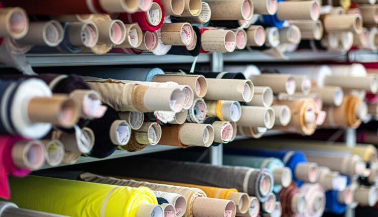 Medole. Denunciato, sospeso e multato per 10mila euro il titolare di origine cinese di un'azienda tessile.