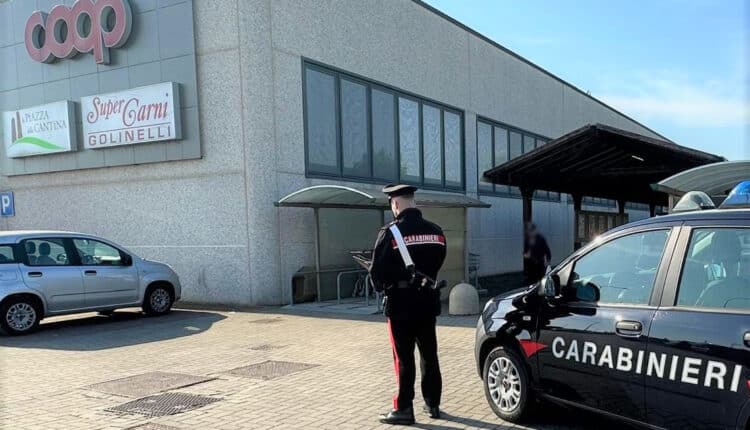 Argelato: carabiniere libero dal sevizio va al supermercato per comprare gli alimenti al gatto e si trova di fronte a una rapina.