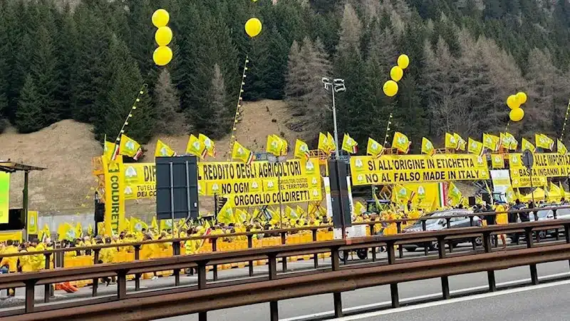 Brennero, agricoltori italiani alla frontiera con l'Austria, Coldiretti: "difendere made in Italy".