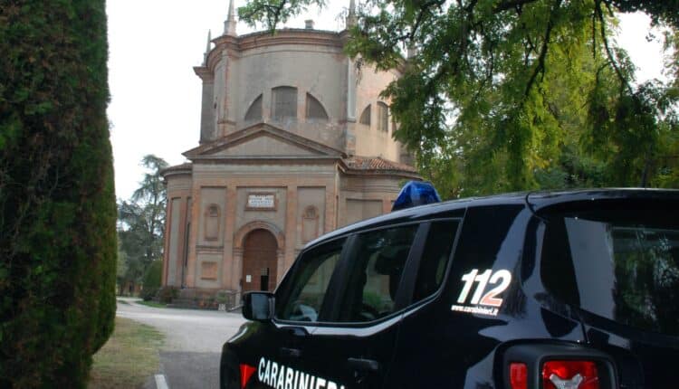 Argenta. Citofona alla caserma dei Carabinieri per insultarli, poi li aggredisce anche con morsi. Arrestato 28enne italiano