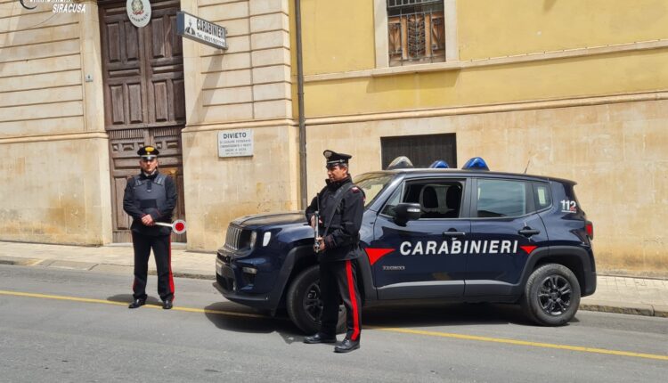 Siracusa: denunciati 3 uomini per interruzione di una gara ciclistica e arrestato un uomo per detenzione ai fini di spaccio.