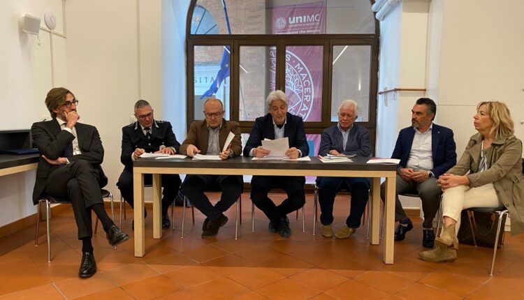 Macerata, torna in città la manifestazione podistica Stramacerata: presenti alla conferenza stampa il sindaco Sandro Parcaroli e l’assessore allo Sport Riccardo Sacchi