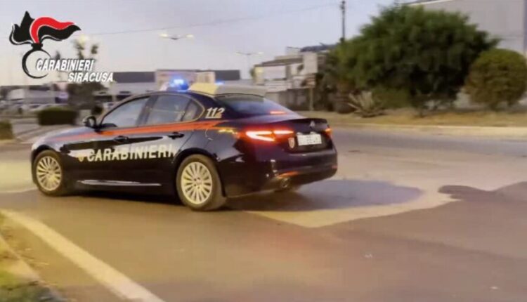 Floridia, scappano con 20 g di cocaina nascosti nel reggiseno di lei: arrestata una coppia dai Carabinieri  