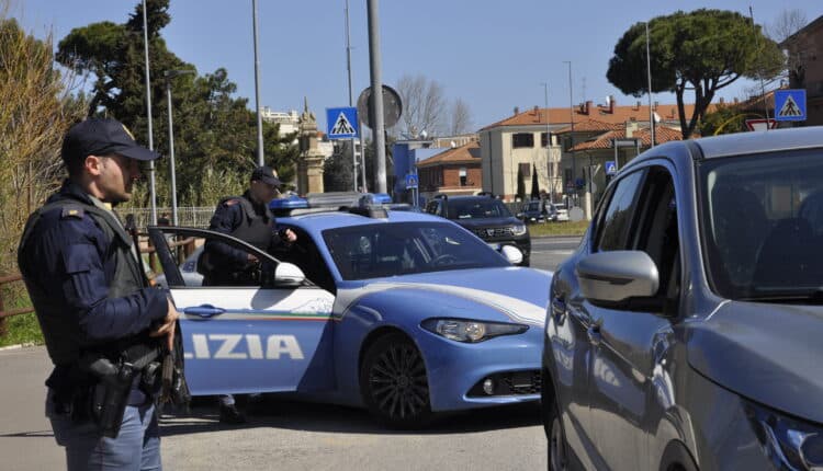 Pesaro Urbino. Due episodi di furto ed indebito utilizzo di carta di credito.