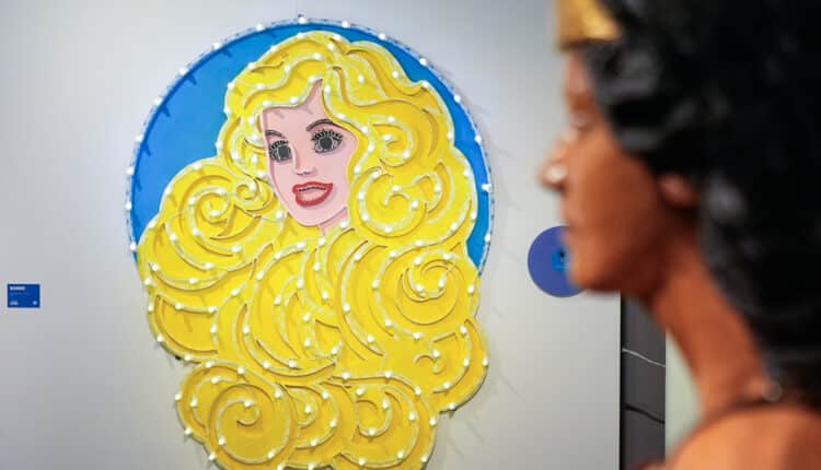 Milano. Nuova mostra "Iconic Woman" aperta fino al 26 aprile a Palazzo Lombardia, con un omaggio a Carla Fraccia: ingresso gratuito a Spazio Isolaset dalle 10 alle 18.