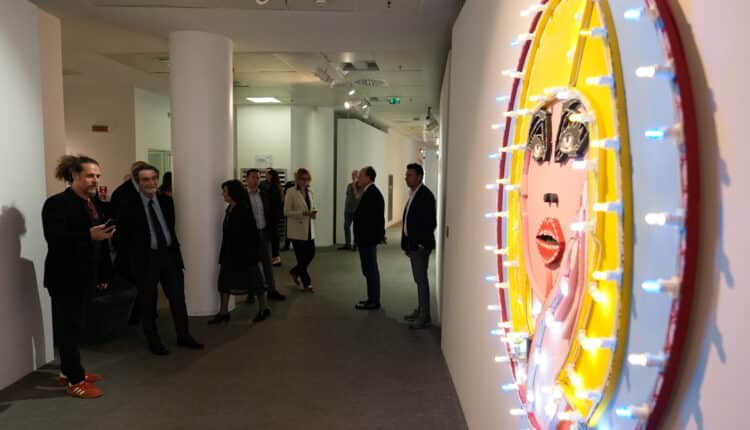 Milano. Nuova mostra "Iconic Woman" aperta fino al 26 aprile a Palazzo Lombardia, con un omaggio a Carla Fraccia: ingresso gratuito a Spazio Isolaset dalle 10 alle 18.