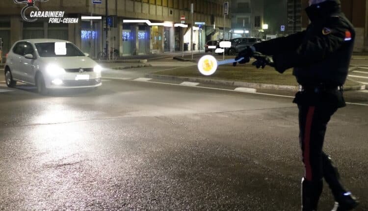 Forlì: esplodono colpi con una scacciacani vestiti da cowboy, denunciati