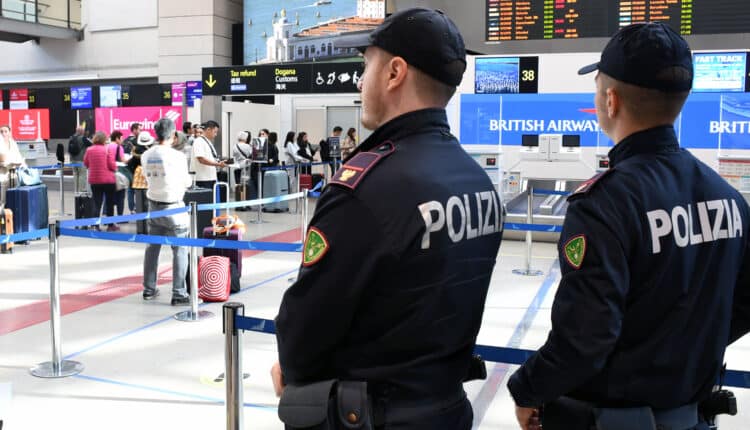 Venezia, Aeroporto Marco Polo: la polizia ritrova e restituisce il marsupio rubato al legittimo proprietario
