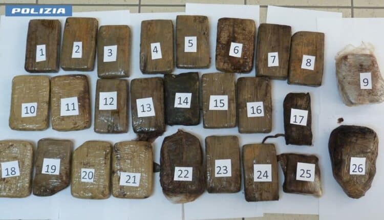 Puglia, operazione antidroga della Polizia di Stato: recuperati 17 kg di eroina e munizioni di vario calibro