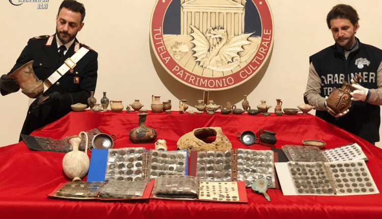 Bari: i Carabinieri scovano centinaia di reperti archeologici nell’abitazione di due pensionati