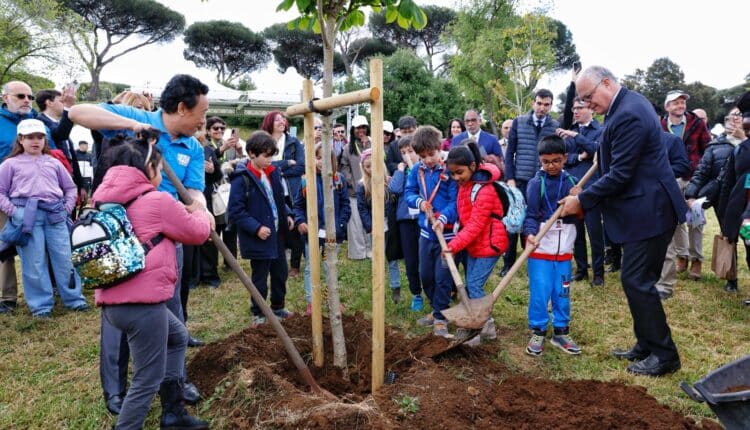Roma. Inaugurata la messa a dimora di 80 alberature a Villa Pamphilj nell'ambito del progetto di forestazione di FAO a Roma Capitale "biblioteca mondiale degli alberi e dei fiori".