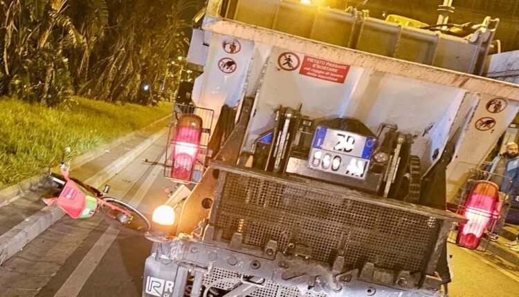 Incidente tra ciclista e autocarro raccolta rifiuti. Muore studentessa 27enne. 
