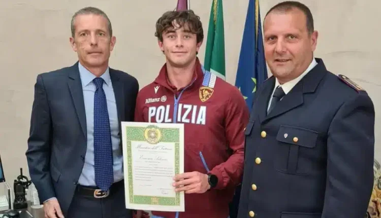 Latina: il Questore di Latina premia l'atleta delle Fiamme Oro Gabriele Casadei.