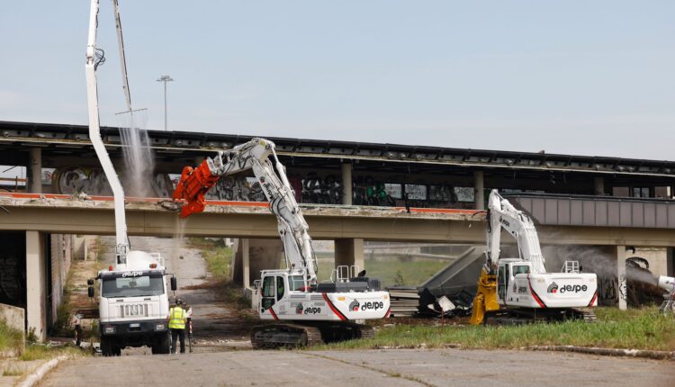 Roma. Iniziata la demolizione dell'ex centro direzionale Alitalia di Muratella.
