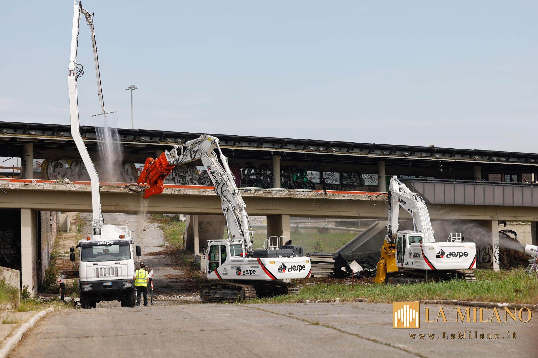 Roma. Iniziata la demolizione dell'ex centro direzionale Alitalia di Muratella.