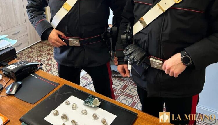 Lucca. I Carabinieri arrestano un pusher 40enne a Fornaci di Barga: sequestrate 10 dosi di hashish pronte per essere spacciate.
