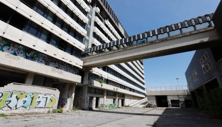 Roma. Iniziata la demolizione dell'ex centro direzionale Alitalia di Muratella.