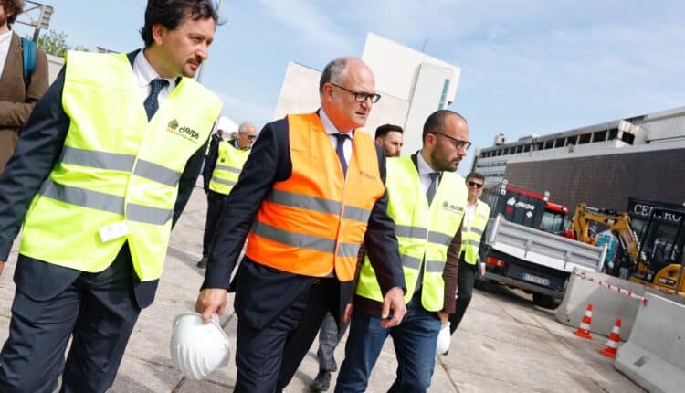 Roma. Iniziata la demolizione dell'ex centro direzionale Alitalia di Muratella.