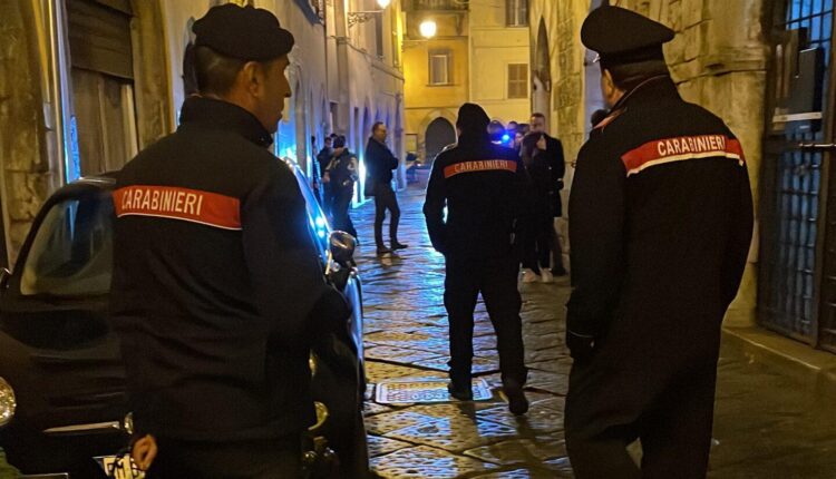 Veroli, Frosinone. Ubriaco molesta gli avventori di un bar ed aggredisce i Carabinieri: arrestato 54enne.