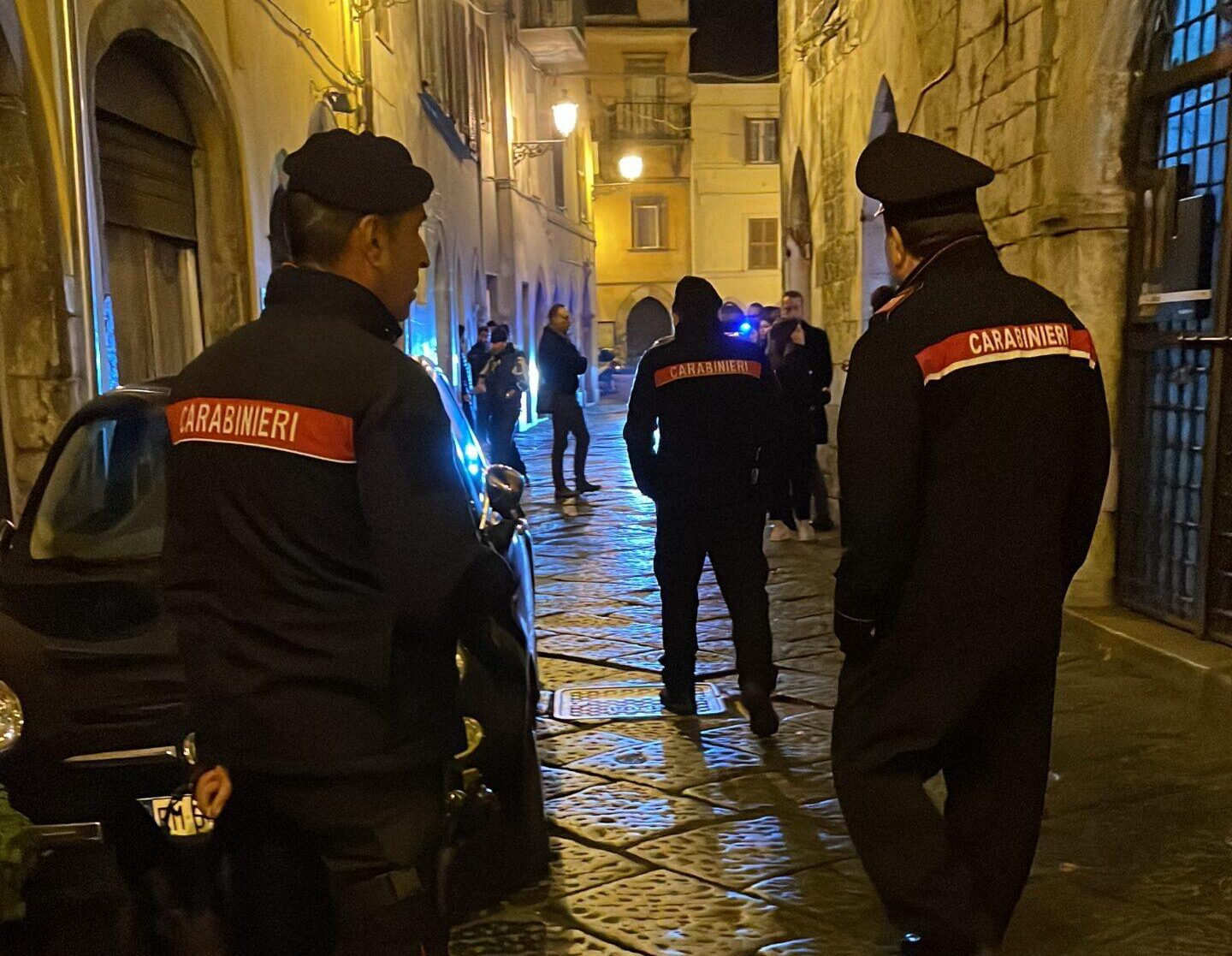 Veroli, Frosinone. Ubriaco molesta gli avventori di un bar ed aggredisce i Carabinieri: arrestato 54enne.