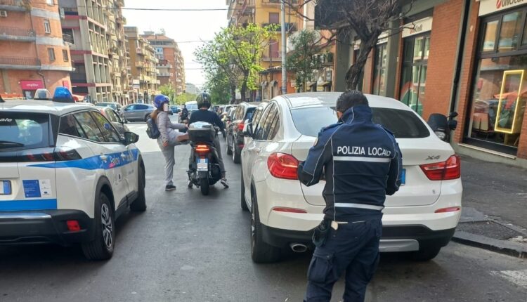 Catania, controlli della Polizia Locale: oltre 300 verbali di violazione del Codice della Strada e vendite abusive
