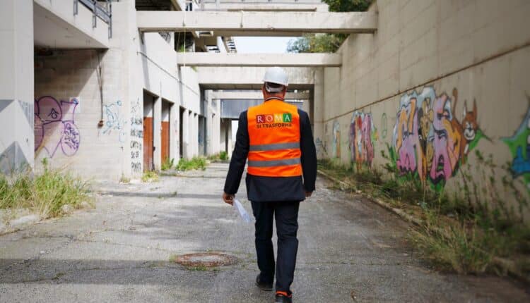 Roma. Iniziata la demolizione dell'ex centro direzionale Alitalia di Muratella.