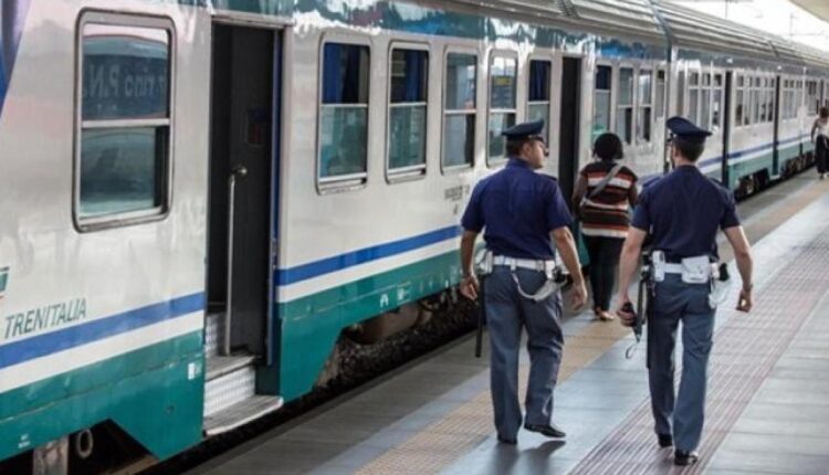 Creano scompigli in un treno, fumano e insultano i passeggeri. 4 denunciati.