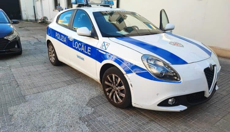 Sassari, spaccava i vetri delle auto e rubava i beni di valore, arrestato dalla Polizia locale
