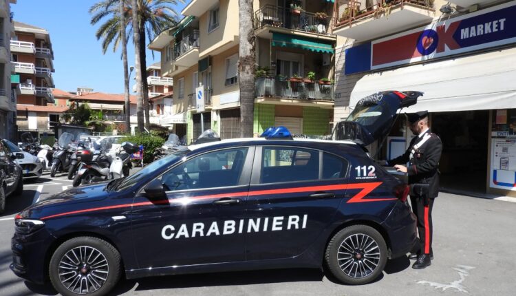 Bordighera, evade dai domiciliari e armato di coltello rapina un supermercato: arrestato dai Carabinieri