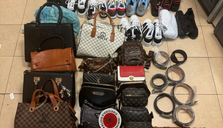 Napoli. Polizia Locale sanzione esercizi pubblici e sequestra capi di abbigliamento con marchi contraffatti.