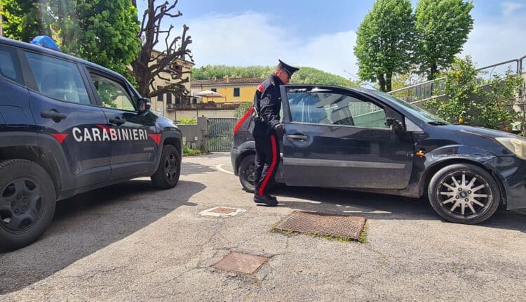 Lucca, Carabinieri individuano un'auto sospetta e sorprendono una coppia in possesso di sostanze stupefacenti
