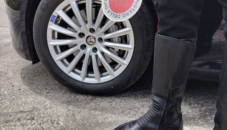 Perugia, sorpresa alla guida in stato di ebrezza e senza assicurazione: denunciata alla Procura