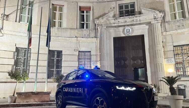 Ragusa, 26enne in possesso di un manganello e 29enne irregolare sul territorio: denunciati