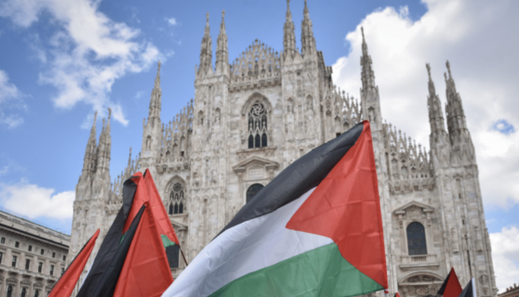 Il 25 aprile a Milano incidenti in piazza Duomo L Anpi Oltre 100mila al corteo