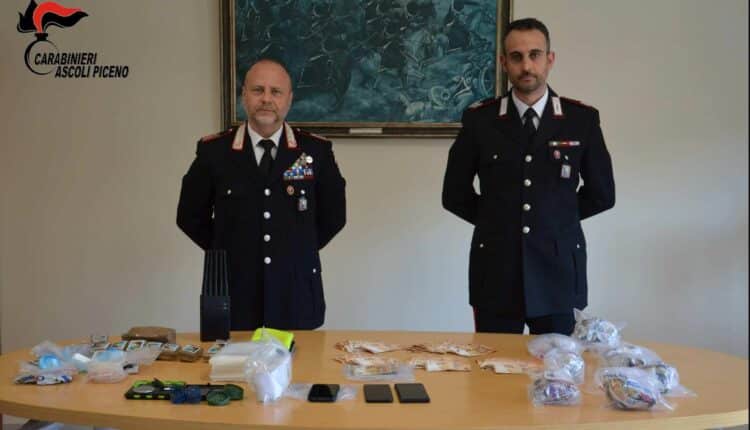 Ascoli Piceno. Duplice operazione antidroga dei Carabinieri: dopo le perquisizioni sono stati rinvenuti 1 kg di hashish e 700 grammi di cocaina. 2 arresti.